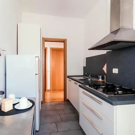 Apartment Window Flat - The House Of Travelers *