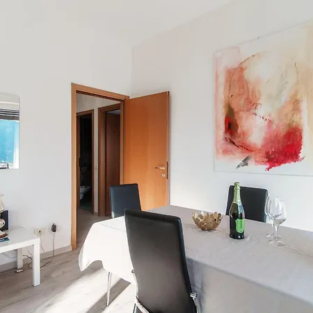 Apartment Window Flat - The House Of Travelers