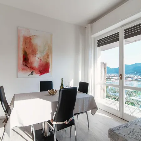 Apartment Window Flat - The House Of Travelers *